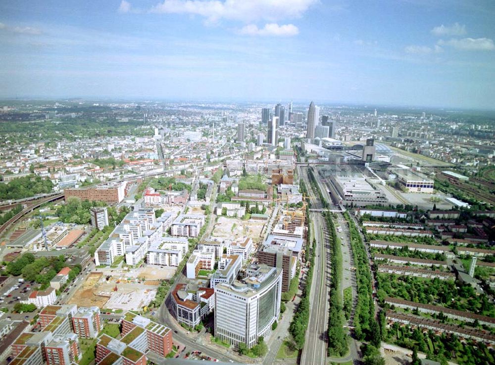 Frankfurt am Main from the bird's eye view: Gewerbe- und Entwicklungsgebiet der HVB-Projekt an der Theodor-Heuss-Allee in Frankfurt/Main. (Hessen). 16.Mai 2002