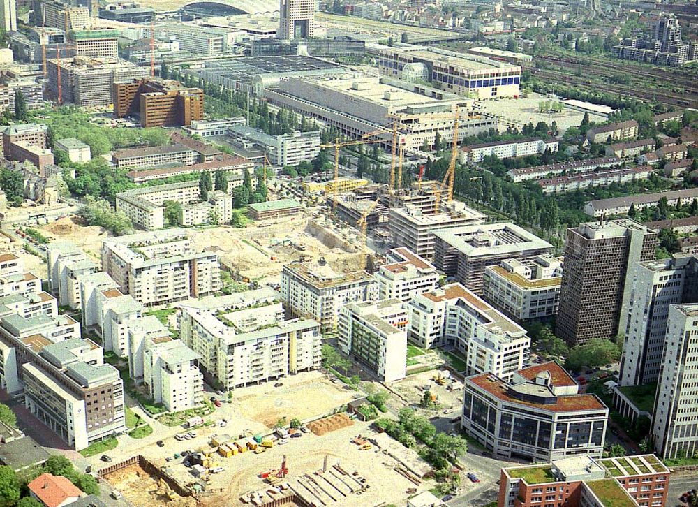 Frankfurt am Main from above - Gewerbe- und Entwicklungsgebiet der HVB-Projekt an der Theodor-Heuss-Allee in Frankfurt/Main. (Hessen). 16.Mai 2002