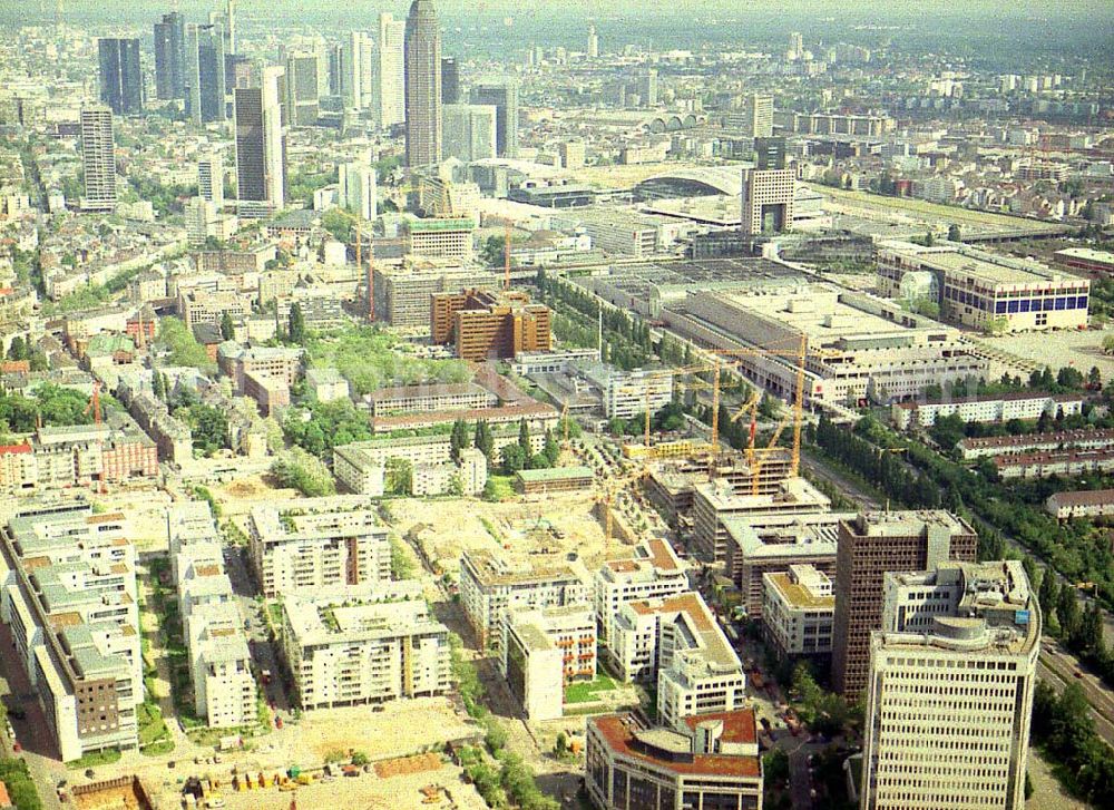 Frankfurt am Main from the bird's eye view: Gewerbe- und Entwicklungsgebiet der HVB-Projekt an der Theodor-Heuss-Allee in Frankfurt/Main. (Hessen). 16.Mai 2002