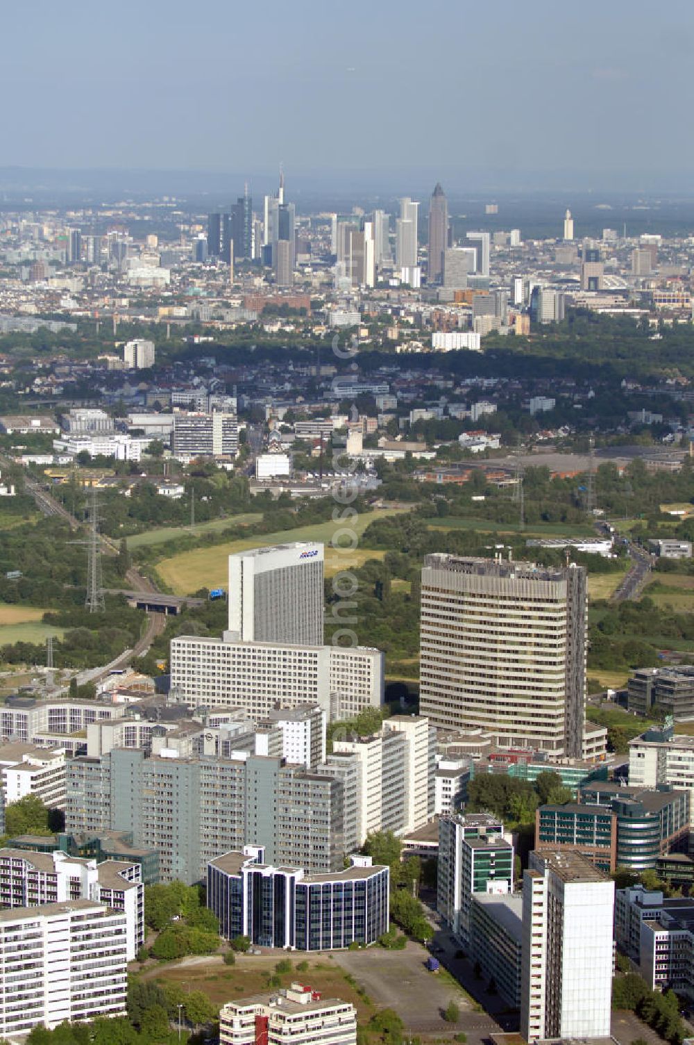 Eschborn from above - Blick über das Gewerbe und Entwicklungsgebiet Sossenheim der HVB-Projekt am Gewerbegebiet Eschborn - Süd nach Frankfurt am Main.