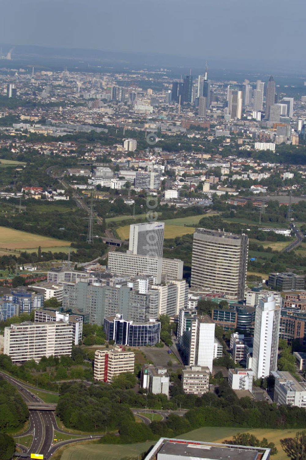 Aerial photograph Eschborn - Blick über das Gewerbe und Entwicklungsgebiet Sossenheim der HVB-Projekt am Gewerbegebiet Eschborn - Süd nach Frankfurt am Main.