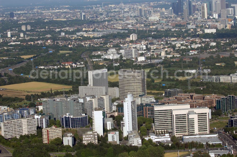 Eschborn from above - Blick über das Gewerbe und Entwicklungsgebiet Sossenheim der HVB-Projekt am Gewerbegebiet Eschborn - Süd nach Frankfurt am Main.