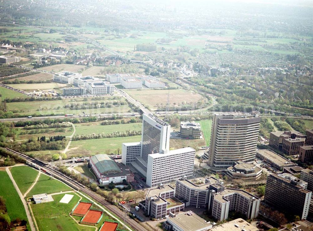 FRANKFURT AM MAIN from the bird's eye view: Gewerbe- und Entwicklungsgebiet Sossenheim der HVB-Projekt am Gewerbegebiet Eschenborn-Süd in Frankfurt/Main (Hessen).