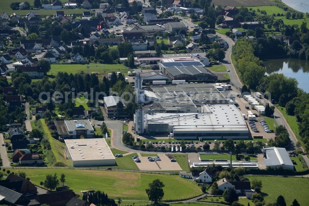 Aerial photograph Uffeln - Commercial and industrial area in the West of Uffeln on the Eastern riverbank of the river Weser in the state of North Rhine-Westphalia. View from the North over the industrial and commercial area on pond Kiesteich. The commerce park includes several halls, office buildings and outdoor areas