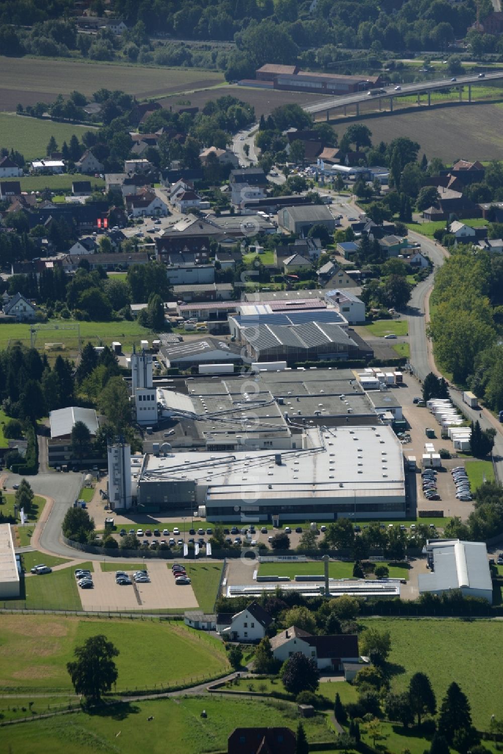 Uffeln from above - Commercial and industrial area in the West of Uffeln on the Eastern riverbank of the river Weser in the state of North Rhine-Westphalia. View from the North over the industrial and commercial area on pond Kiesteich. The commerce park includes several halls, office buildings and outdoor areas