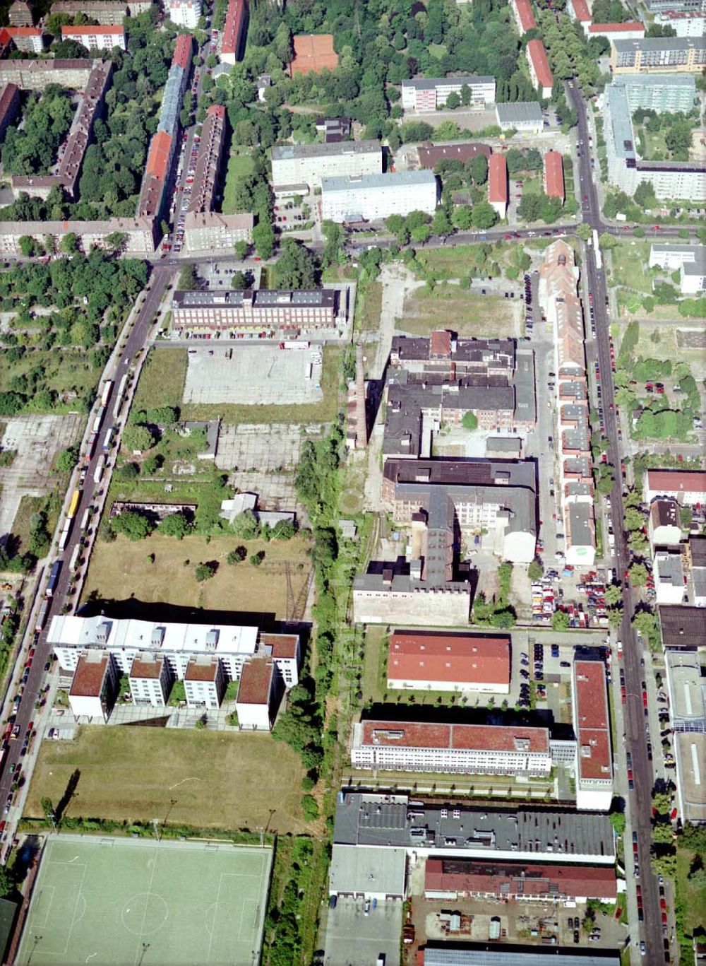 Berlin - Lichtenberg from the bird's eye view: Gewerbe- und Industriegebiet der HVB-Projekt GmbH an der Bornitzstraße in Berlin - Lichtenberg.