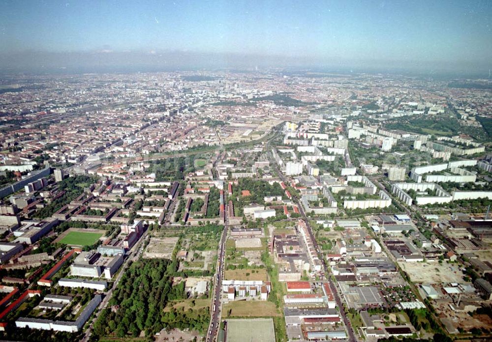 Berlin - Lichtenberg from the bird's eye view: Gewerbe- und Industriegebiet der HVB-Projekt GmbH an der Bornitzstraße in Berlin - Lichtenberg.