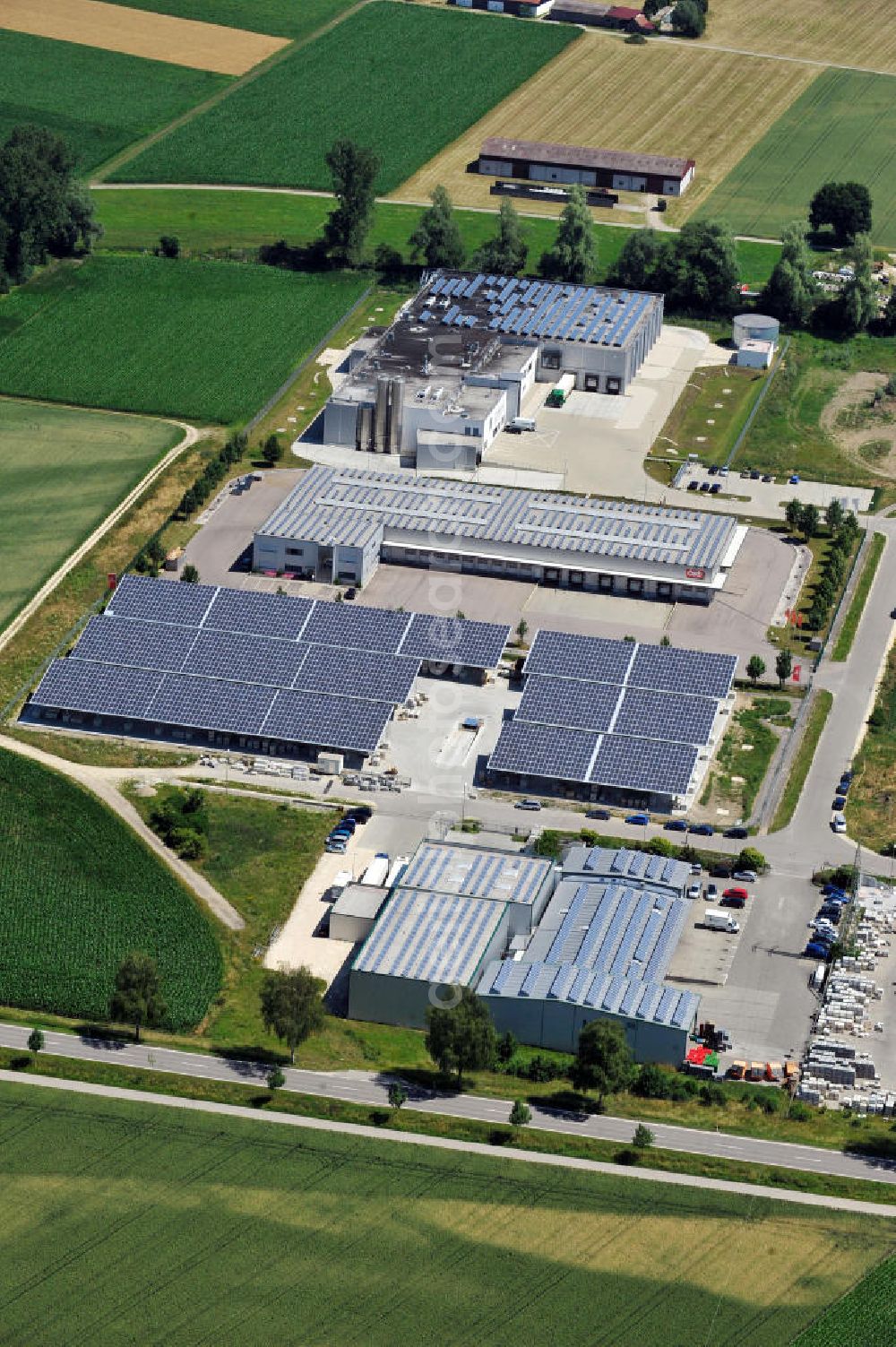 Aerial image Leipheim - Gewerbeimmobilien im Gewerbe- und Industriegebiet Spinnmähder in Leipheim / Bayern. Commercial propertys in the business park / industrial estate Spinnmaehder in Leipheim / Bavaria.