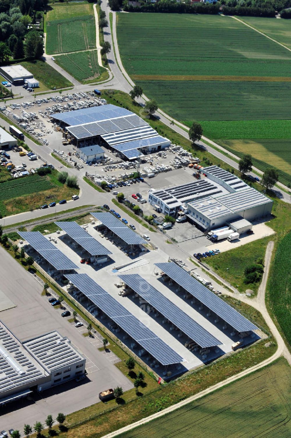 Aerial photograph Leipheim - Gewerbeimmobilien im Gewerbe- und Industriegebiet Spinnmähder in Leipheim / Bayern. Commercial propertys in the business park / industrial estate Spinnmaehder in Leipheim / Bavaria.