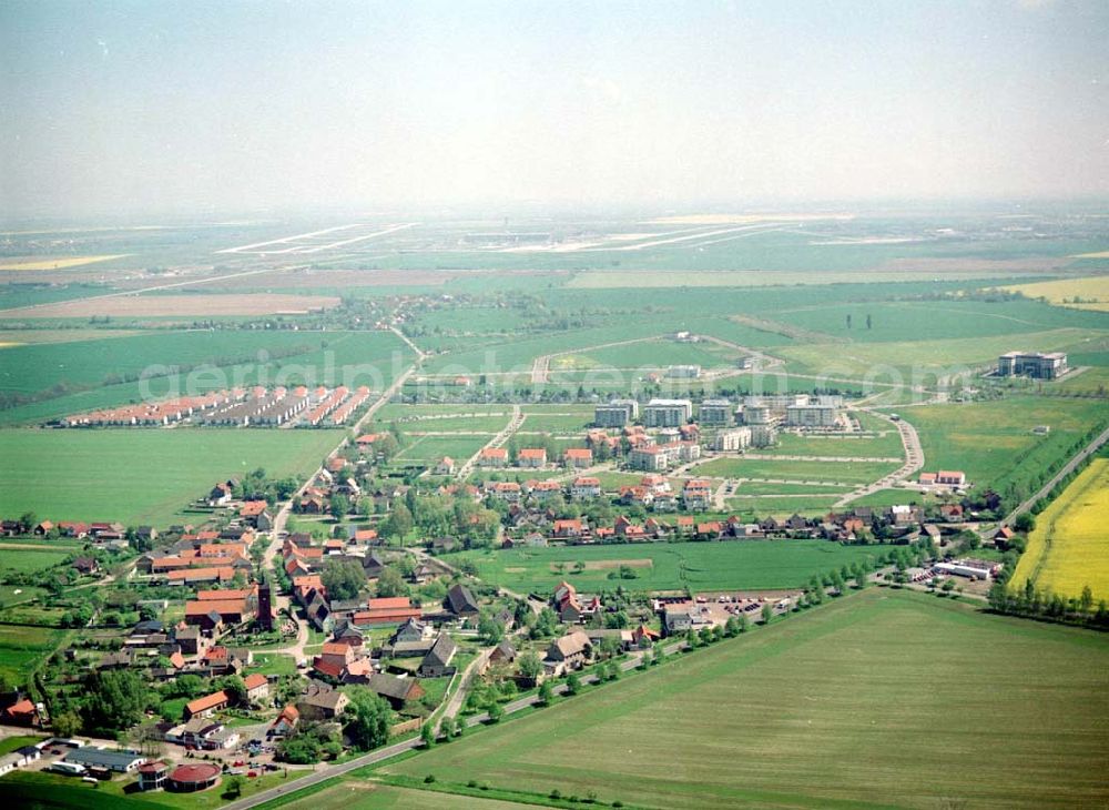 Großkugel / Sachsen - Anhalt from above - Gewerbe- und Wohngebiet der HVB Projekt in Großkugel am Schkeuditzer Kreuz.