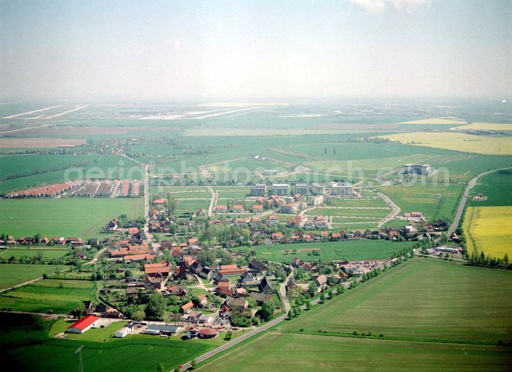 Großkugel / Sachsen - Anhalt from the bird's eye view: Gewerbe- und Wohngebiet der HVB Projekt in Großkugel am Schkeuditzer Kreuz.