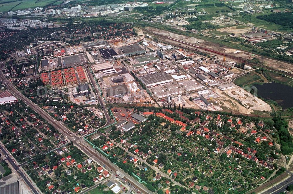 Aerial photograph Berlin - Northeastern corner of Rhinstraße - Landsberger Allee in the district Berlin-Hohenschoenhausen is the commercial area Marzahn-road, which among other various commercial and construction companies have their offices. In the environment of the industrial area are housing estates and up to the outskirts of Berlin, large-block settlements like New Hohenschoenhausen