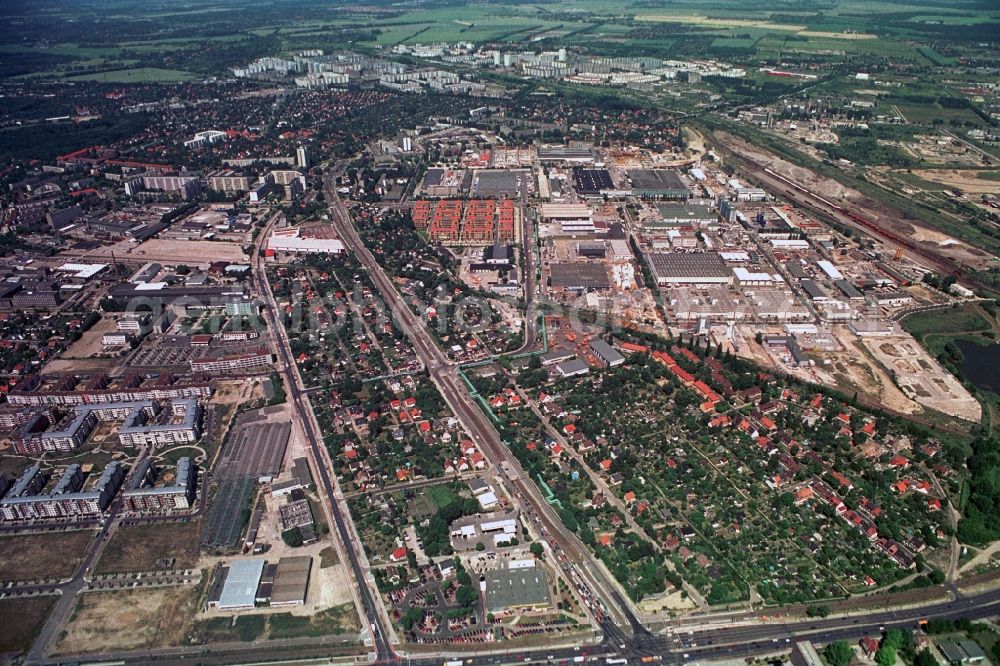 Berlin from above - Northeastern corner of Rhinstraße - Landsberger Allee in the district Berlin-Hohenschoenhausen is the commercial area Marzahn-road, which among other various commercial and construction companies have their offices. The Rhinstraße is a major thoroughfare to connect the northeastern and southeastern parts of the city. There are housing estates and new housing estates on the road. West of the Rhinstraße the new estate Weisse Taube was built