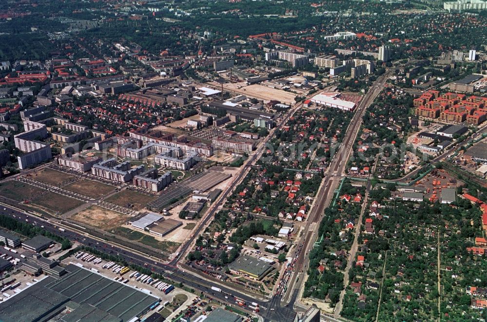 Aerial image Berlin - Northeastern corner of Rhinstraße - Landsberger Allee in the district Berlin-Hohenschoenhausen is the commercial area Marzahn-road, which among other various commercial and construction companies have their offices. The Rhinstraße is a major thoroughfare to connect the northeastern and southeastern parts of the city. There are housing estates and new housing estates on the road. West of the Rhinstraße the new estate Weisse Taube was built