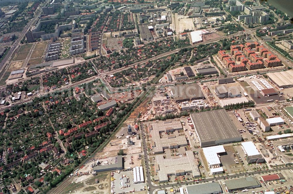 Aerial photograph Berlin - Nordöstliche der Ecke Rhinstraße - Landsberger Allee im Stadtbezirk Berlin-Hohenschönhausen befindet sich das Gewerbegebiet Marzahner-Straße, in dem u.a. verschiedene Handels- und Baufirmen ihre Niederlassungen haben. Im Umfeld des Gewerbegebietes befinden sich Einfamilienhaussiedlungen und Neubausiedlungen wie z.B. das Quartier Weiße Taube. //Northeastern corner of Rhinstraße - Landsberger Allee in the district Berlin-Hohenschoenhausen is the commercial area Marzahn-road, which among other various commercial and construction companies have their offices. In the environment of the industrial area to housing estates and new housing developments are such as Quartier Weisse Taube