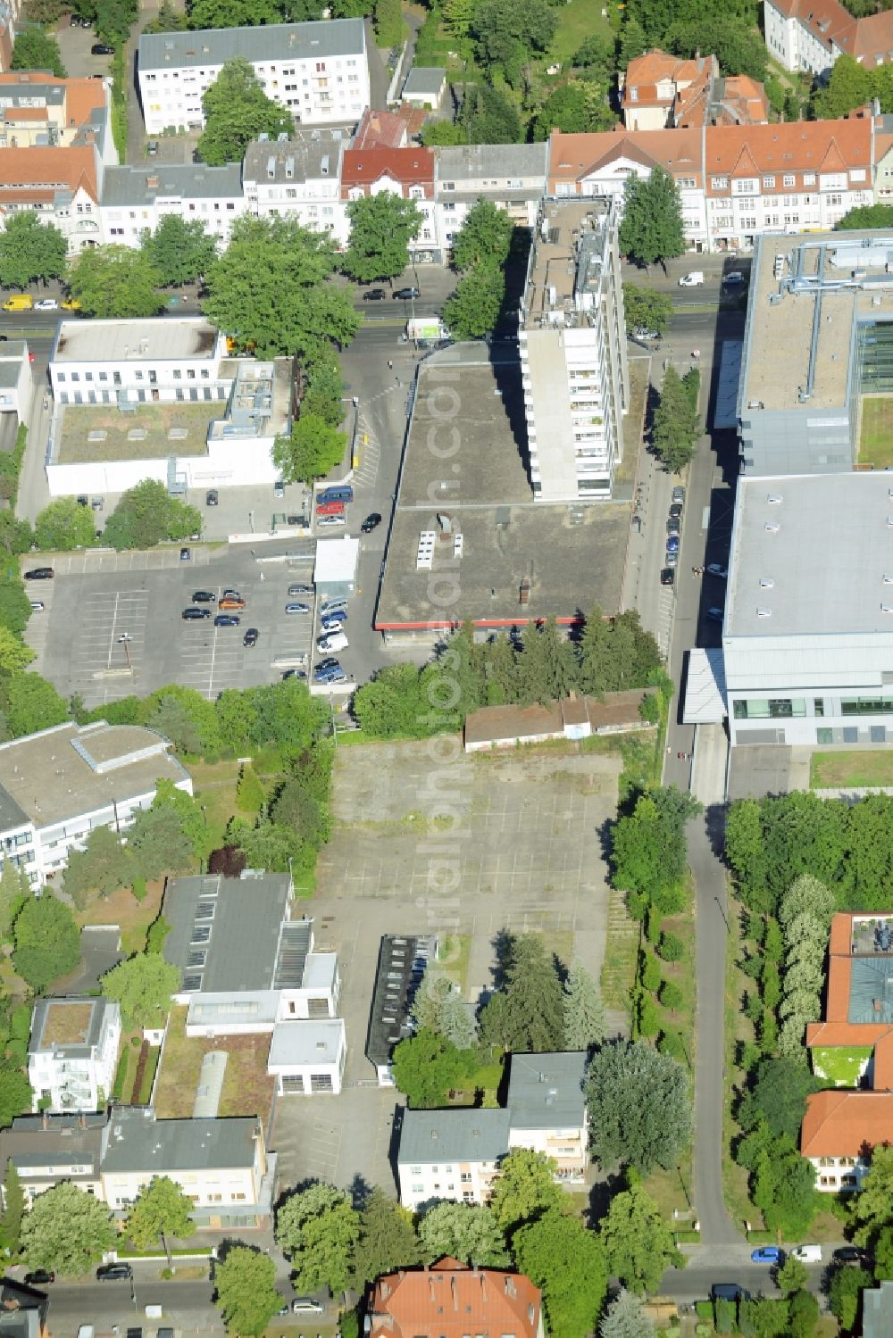 Berlin from the bird's eye view: Gewerbebrache der ehemaligen KFZ - Pruefstelle Zehlendorf an der Charlottenstrasse in the residential area of a multi-family house settlement in Berlin in Germany. The company CDS housing Berlin GmbH is planning to build a modern residential complex