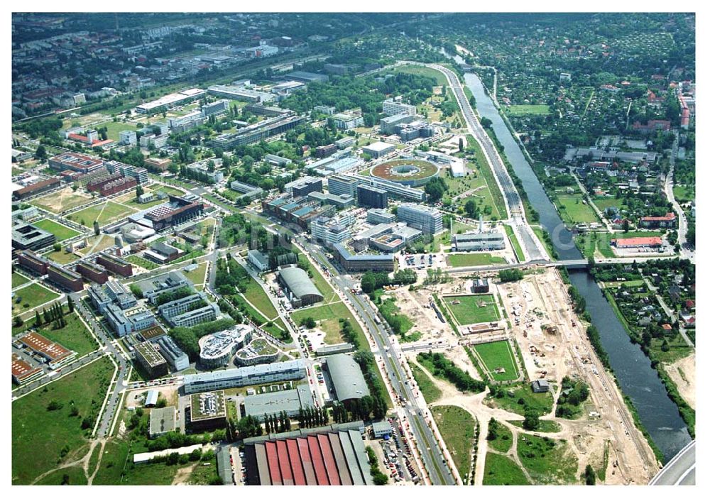 Aerial photograph Berlin-Adlershof - Blick auf das Gewerbegebiet Adlershof in Berlin-Adlershof zwischen Ernst-Ruska-Ufer / Teltokanal und Adlergestell.