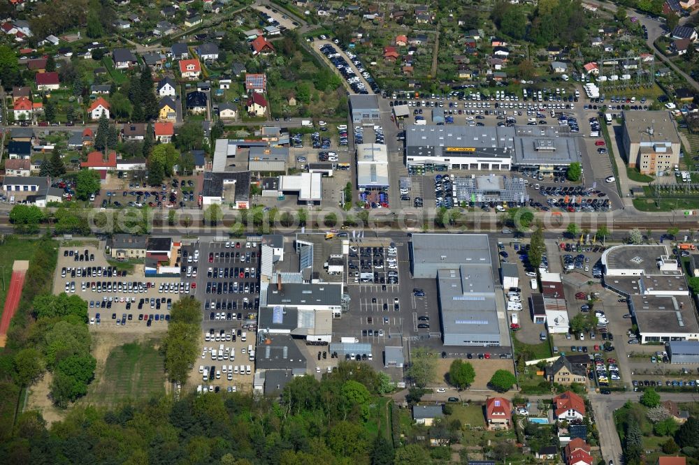 Berlin from the bird's eye view: View at the industrial area Hansastraße in the district Weissensee in Berlin. Here are among others several car dealers, workshops and an inspection workshop of the DEKRA located