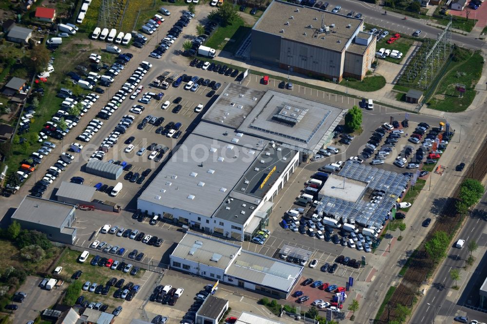 Berlin from the bird's eye view: View at the industrial area Hansastraße in the district Weissensee in Berlin. Here are among others several car dealers, workshops and an inspection workshop of the DEKRA located