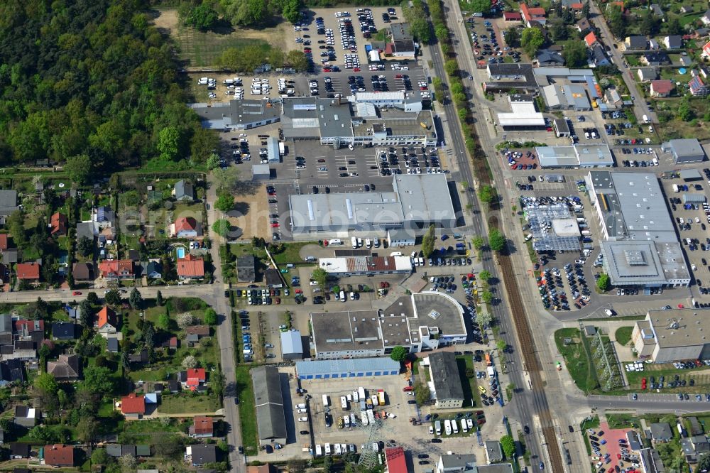 Berlin from the bird's eye view: View at the industrial area Hansastraße in the district Weissensee in Berlin. Here are among others several car dealers, workshops and an inspection workshop of the DEKRA located