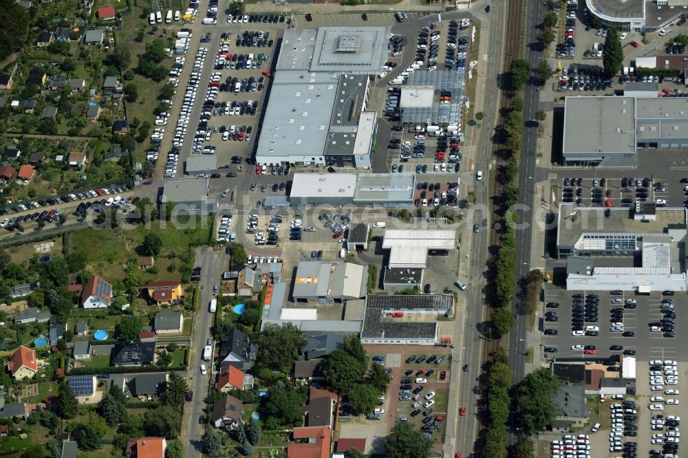 Aerial photograph Weißensee, Berlin - View at the industrial area Hansastrasse in the district Weissensee in Berlin. Here are among others several car dealers, workshops and an inspection workshop of the DEKRA located