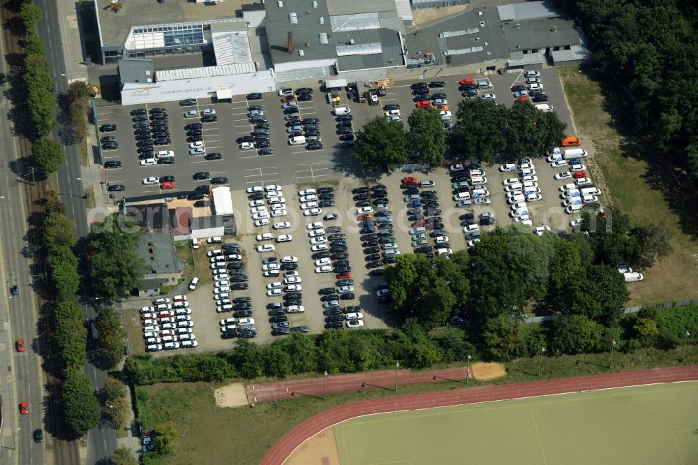 Weißensee, Berlin from the bird's eye view: View at the industrial area Hansastrasse in the district Weissensee in Berlin. Here are among others several car dealers, workshops and an inspection workshop of the DEKRA located