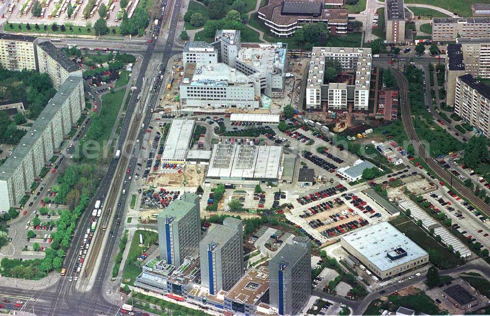 Berlin-Hohenschönhausen from the bird's eye view: Gewerbegebiet BCA und Renault-Autohaus Fennpfuhl an der Konrad-Wolf-Straße in Hohenschönhausen