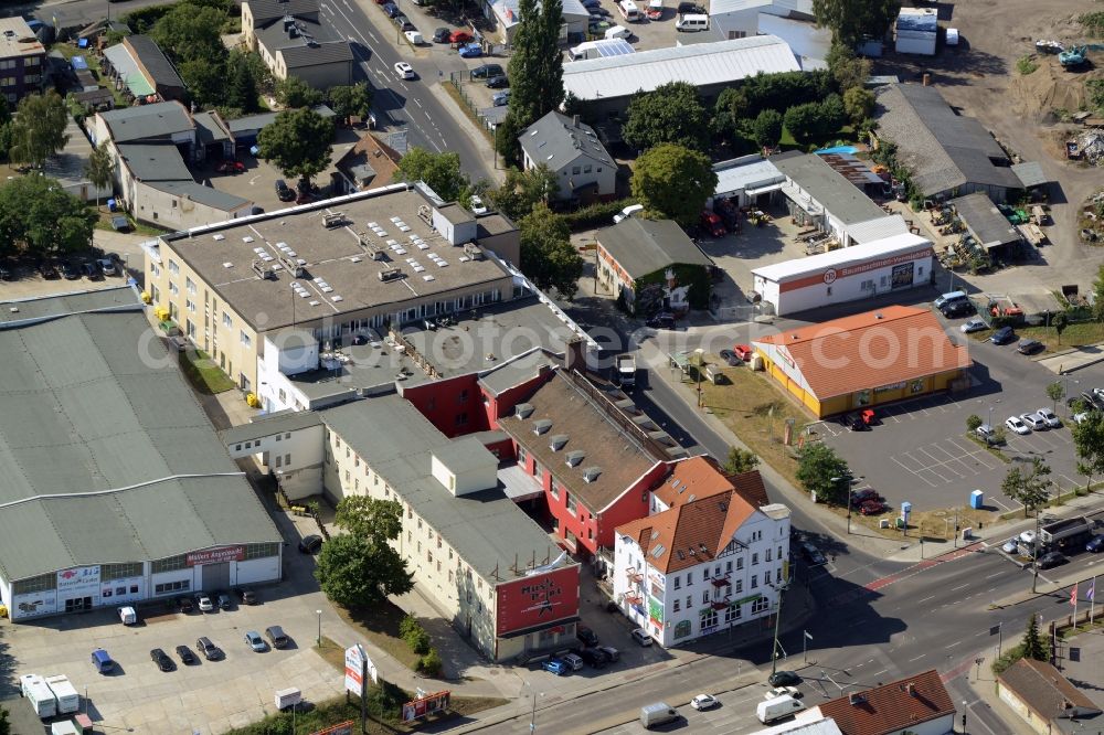 Aerial image Berlin - Industrial estate and company settlement in Berlin in Germany. Based in this building is the Neuwagenzentrum Berlin Ost AG, the Muellers Angelmarkt, the Autohaus Osta GmbH & Co. KG and the Fliesen Discount GmbH in Berlin-Kaulsdorf