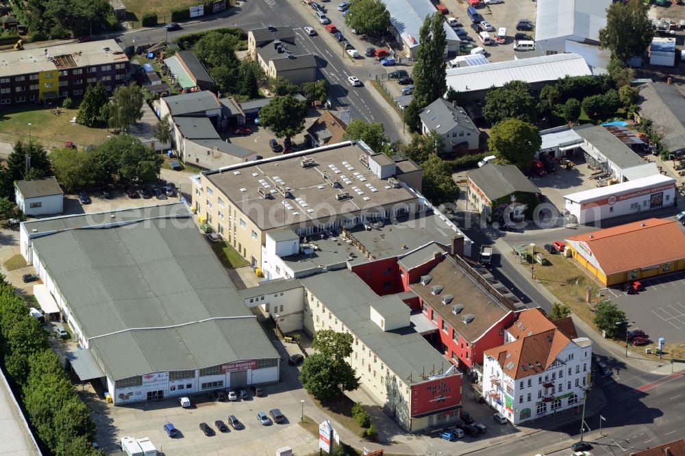 Aerial photograph Berlin - Industrial estate and company settlement in Berlin in Germany. Based in this building is the Neuwagenzentrum Berlin Ost AG, the Muellers Angelmarkt, the Autohaus Osta GmbH & Co. KG and the Fliesen Discount GmbH in Berlin-Kaulsdorf