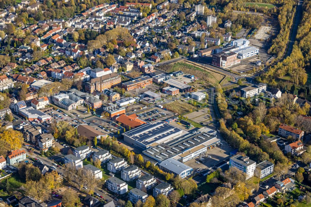 Bochum from above - Industrial estate and company settlement overlooking the heap with the three columns - sculptures of the monument Die drei grossen Herren on street Amtmann-Ibing-Strasse in the district Gerthe in Bochum at Ruhrgebiet in the state North Rhine-Westphalia, Germany