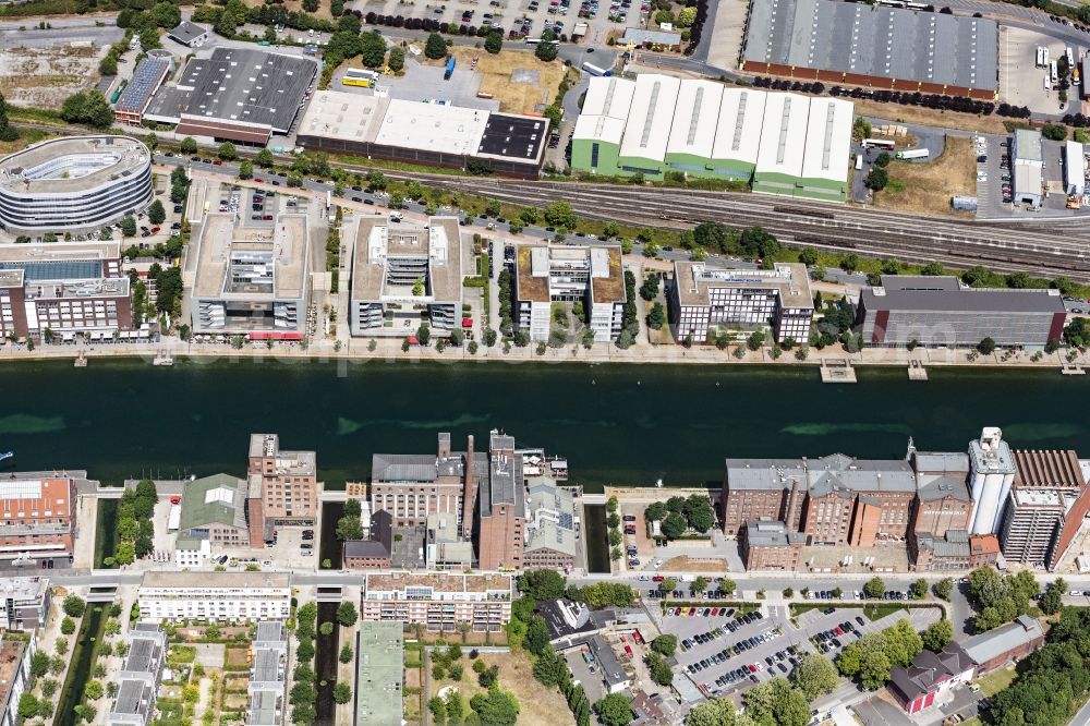 Duisburg from the bird's eye view: Industrial estate and company settlement overlooking the Looper designed by the architects Bahl & Partner architects BDA and implemented by the project developer Koebl Kruse GmbH, as well as on the company building of the Volksbank Rhein-Ruhr eG on the shore of the inner harbor along the Schifferstrasse in Duisburg state North Rhine-Westphalia, Germany