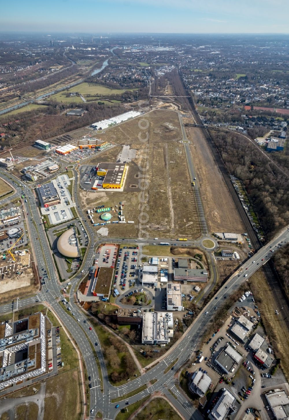 Oberhausen from above - Industrial estate BusinessPark.O with company settlement of Hornbach Oberhausen, Gartencenter Landgard, Blumengeschaeft Heinz Hartmann GmbH, engelbert strauss GmbH & Co. KG with the construction of a new branch on the former steelworks site Gutehoffnungshuette in Oberhausen in the state North Rhine-Westphalia, Germany