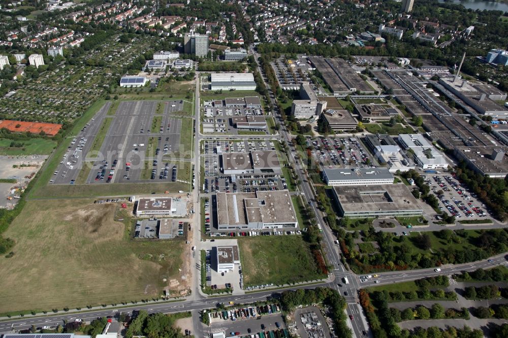 Mainz from the bird's eye view: Commercial area and service center with the car mile in the Upper Town in Mainz in Rhineland-Palatinate