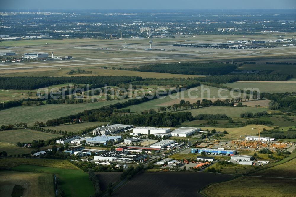 Groß Kienitz from above - Industrial estate and company settlement along the Hermann-Gebauer-Strasse and the street Am Weidenplatz in Gross Kienitz in the state Brandenburg