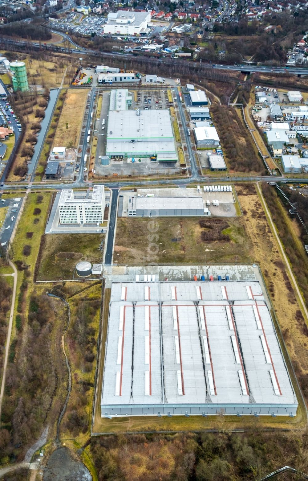 Herne from the bird's eye view: Industrial estate and company settlement along the Koniner Strasse and of Lindenallee in the district Wanne-Eickel in Herne in the state North Rhine-Westphalia, Germany