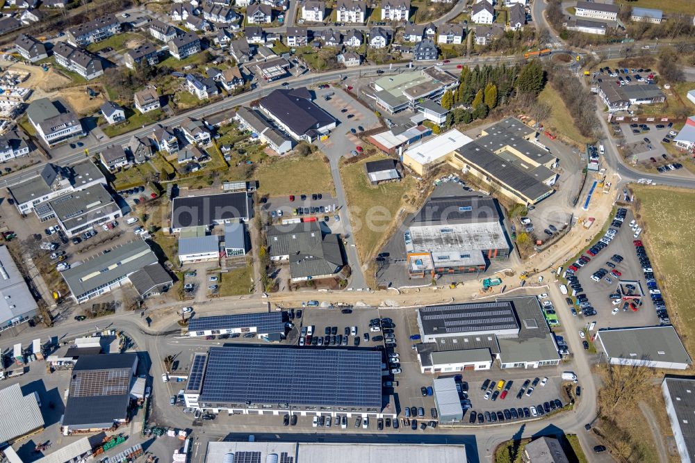 Aerial photograph Schmallenberg - Industrial estate and company settlement along the B236 - Auf der Lake with road maintenance works in Schmallenberg at Sauerland in the state North Rhine-Westphalia, Germany