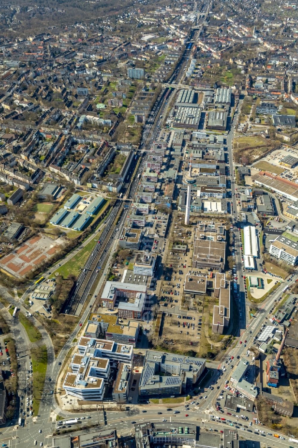 Aerial photograph Essen - Industrial estate and company settlement along the Muenchener Strasse - Bundesautobahn A40 in Essen in the state North Rhine-Westphalia, Germany