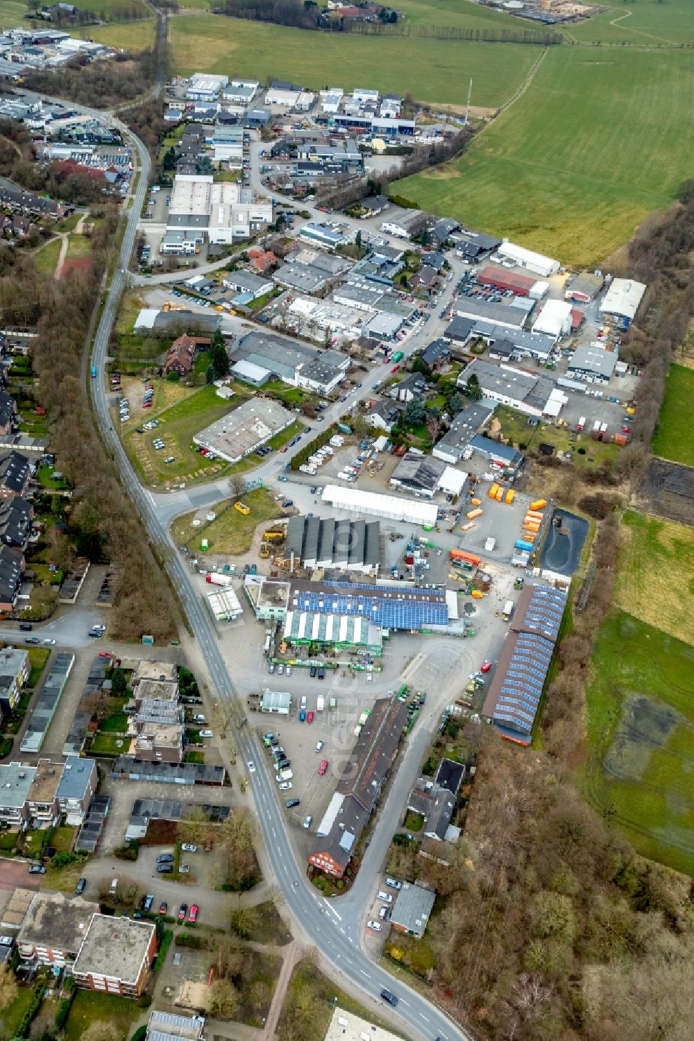 Kirchhellen from the bird's eye view: Industrial estate and company settlement along the Pelsstrasse - Raiffeisenstrasse in Kirchhellen in the state North Rhine-Westphalia, Germany