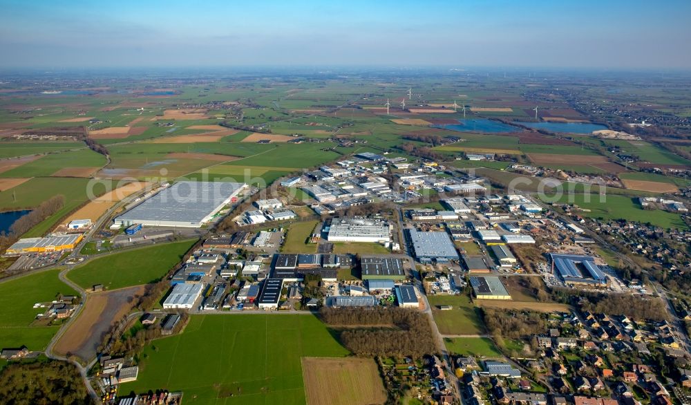 Aerial photograph Emmerich am Rhein - Industrial estate and company settlement along Weseler Strasse in the Northeast of Emmerich am Rhein in the state of North Rhine-Westphalia