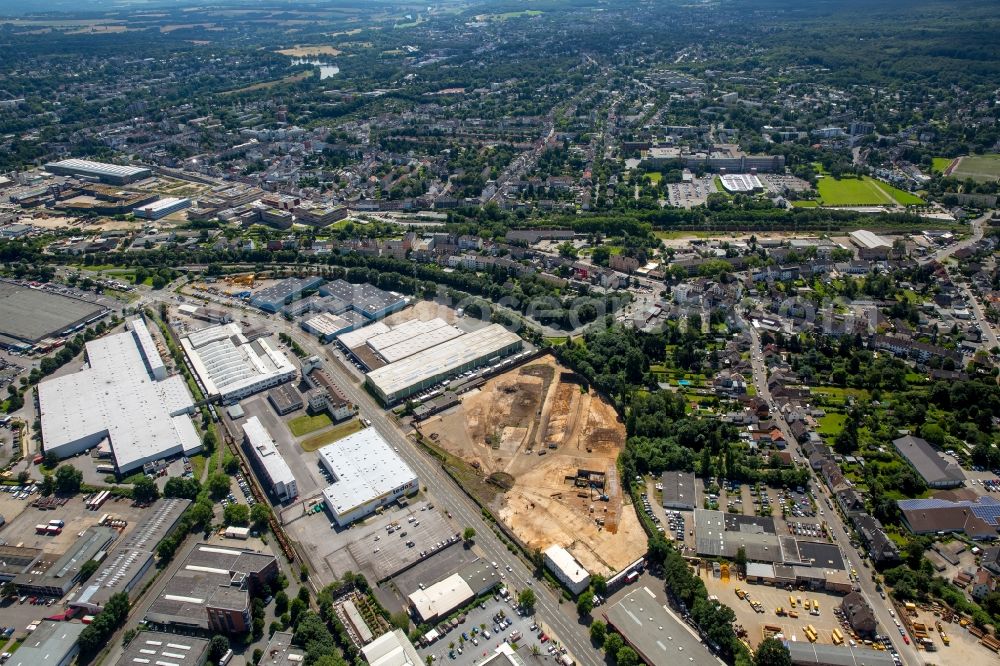 Aerial photograph Mülheim an der Ruhr - Industrial estate and company settlement along Weseler Strasse and view of Muelheim on the Ruhr in the state of North Rhine-Westphalia