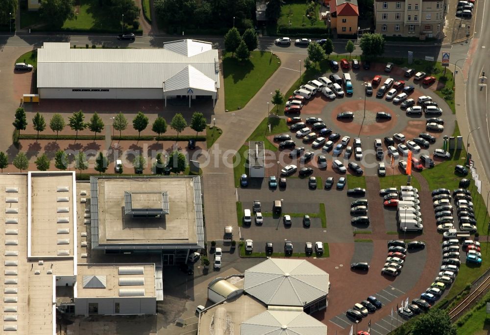 Weimar from the bird's eye view: Located in the commercial area on the Erfurter Straße in Weimar in Thuringia are the car dealership Glinicke and an ALDI supermarket