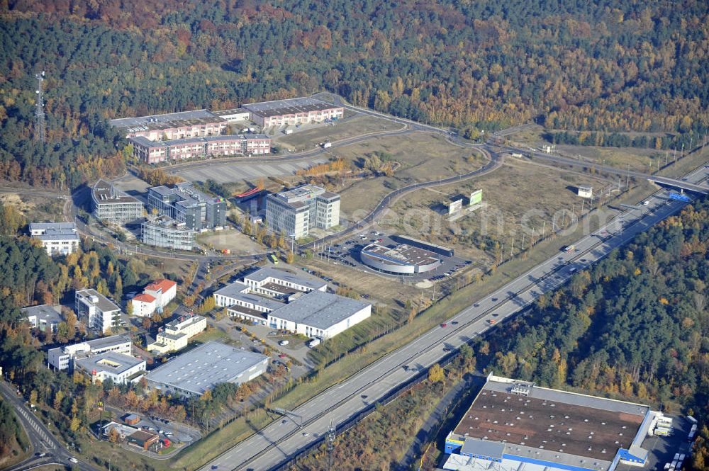 Kleinmachnow-Dreilinden from the bird's eye view: Blick auf das Gewerbegebiet Europarc Dreilinden an der Autobahn E51 / BAB A115. Dreilinden ist bekannt für die ehemalige Grenzübergangsstelle Drewitz. Der Europarc ist ein neu errichteter Gewerbepark auf dem ehemaligen Gelände der wichtigsten Transitstrecke nach Westen und Süden (Checkpoint Bravo). Bekannt sind hier unter an derem eBay Deutschland, mobile.de und Harley-Davidson sowie weitere kleinere Firmen und zwei Hotels.View the industrial park Europarc Dreilinden on the highway E51 motorway A115.