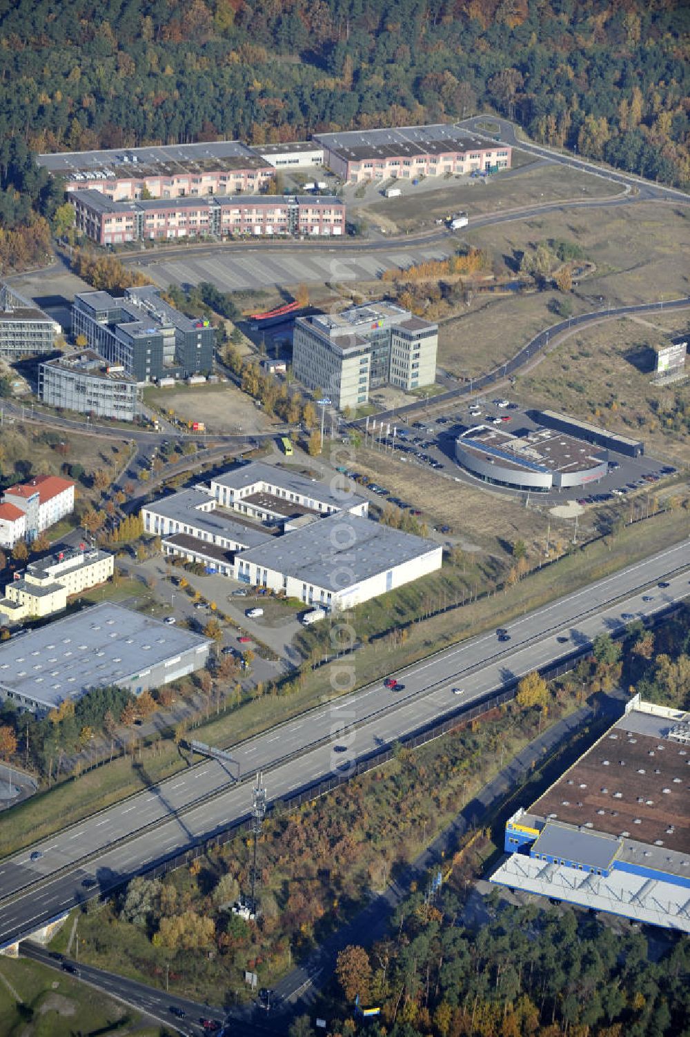 Aerial photograph Kleinmachnow-Dreilinden - Blick auf das Gewerbegebiet Europarc Dreilinden an der Autobahn E51 / BAB A115. Dreilinden ist bekannt für die ehemalige Grenzübergangsstelle Drewitz. Der Europarc ist ein neu errichteter Gewerbepark auf dem ehemaligen Gelände der wichtigsten Transitstrecke nach Westen und Süden (Checkpoint Bravo). Bekannt sind hier unter an derem eBay Deutschland, mobile.de und Harley-Davidson sowie weitere kleinere Firmen und zwei Hotels.View the industrial park Europarc Dreilinden on the highway E51 motorway A115.