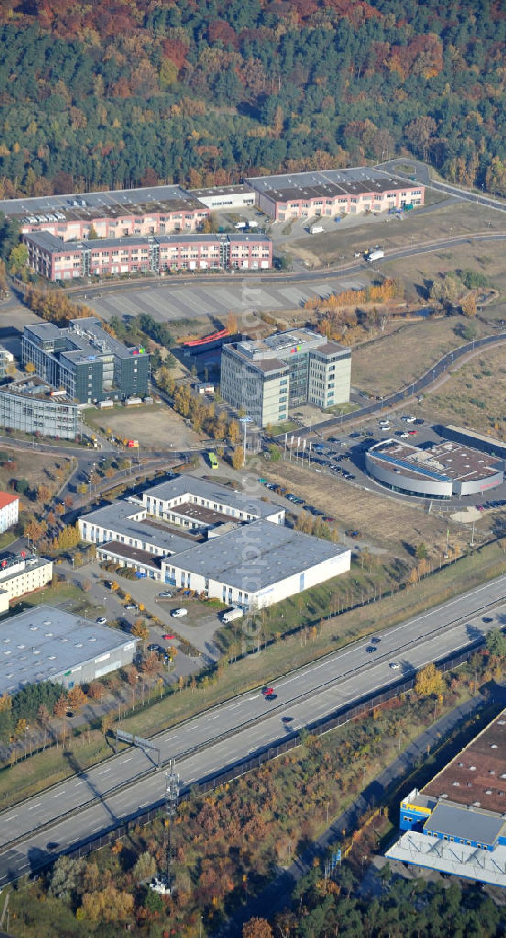 Kleinmachnow-Dreilinden from above - Blick auf das Gewerbegebiet Europarc Dreilinden an der Autobahn E51 / BAB A115. Dreilinden ist bekannt für die ehemalige Grenzübergangsstelle Drewitz. Der Europarc ist ein neu errichteter Gewerbepark auf dem ehemaligen Gelände der wichtigsten Transitstrecke nach Westen und Süden (Checkpoint Bravo). Bekannt sind hier unter an derem eBay Deutschland, mobile.de und Harley-Davidson sowie weitere kleinere Firmen und zwei Hotels.View the industrial park Europarc Dreilinden on the highway E51 motorway A115.