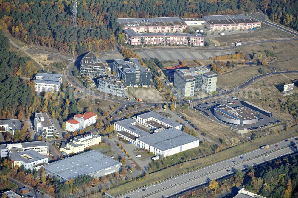 Kleinmachnow-Dreilinden from the bird's eye view: Blick auf das Gewerbegebiet Europarc Dreilinden an der Autobahn E51 / BAB A115. Dreilinden ist bekannt für die ehemalige Grenzübergangsstelle Drewitz. Der Europarc ist ein neu errichteter Gewerbepark auf dem ehemaligen Gelände der wichtigsten Transitstrecke nach Westen und Süden (Checkpoint Bravo). Bekannt sind hier unter an derem eBay Deutschland, mobile.de und Harley-Davidson sowie weitere kleinere Firmen und zwei Hotels.View the industrial park Europarc Dreilinden on the highway E51 motorway A115.