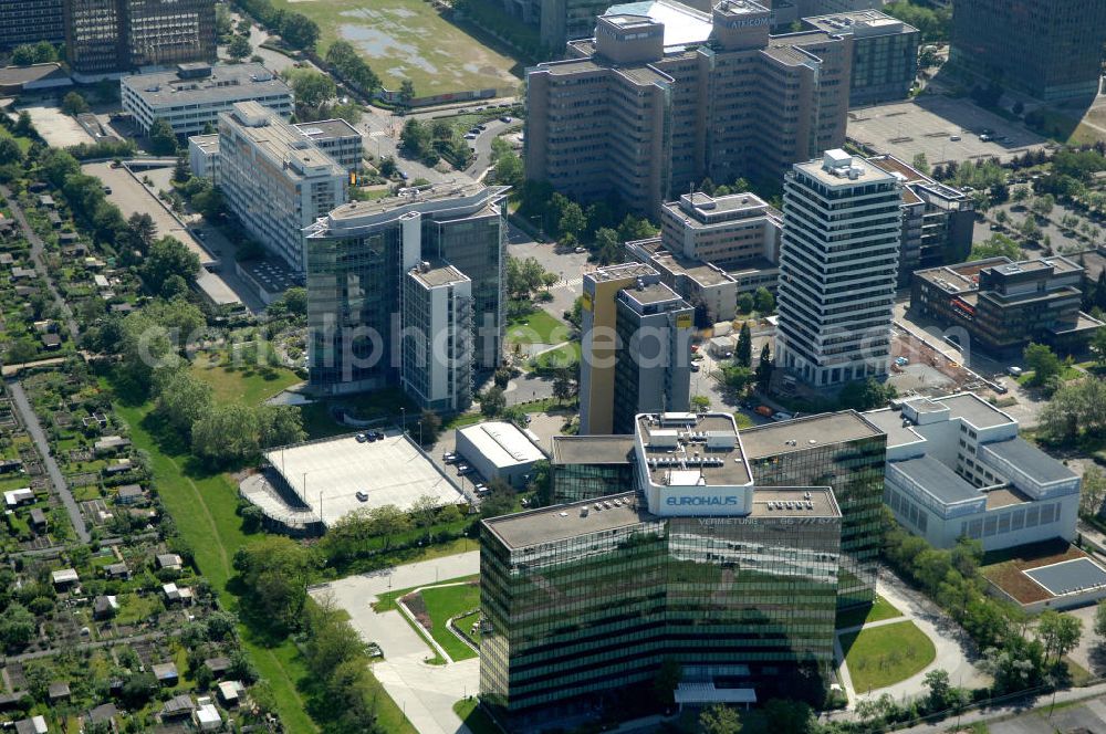 Frankfurt am Main from the bird's eye view: Blick auf das Gewerbegebiet im Stadtteil Niederrad. View of the business park in the district Niederrad.