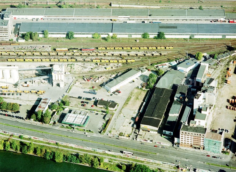 Aerial image Berlin - Industrial estate and company settlement of Firma BEHRENS & PARTNER Servicegesellschaft mbH on Muehlenstrasse in the district Bezirk Friedrichshain-Kreuzberg in Berlin, Germany