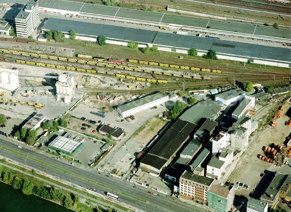 Aerial photograph Berlin - Industrial estate and company settlement of Firma BEHRENS & PARTNER Servicegesellschaft mbH on Muehlenstrasse in the district Bezirk Friedrichshain-Kreuzberg in Berlin, Germany