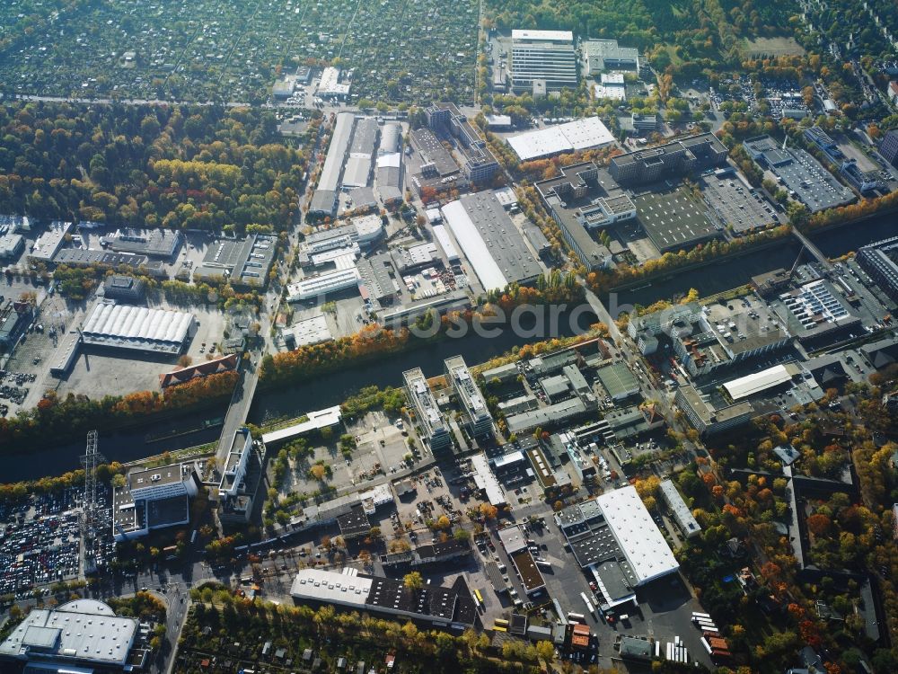 Aerial photograph Berlin - Industrial estate and company settlement around Teltow channel in the Tempelhof part of Berlin in Germany. The area is located in the East of Tempelhof Harbour and North of Ullsteinstrasse. It consists of several company compounds and halls