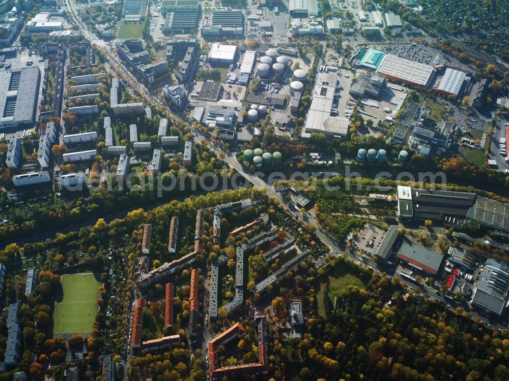 Aerial image Berlin - Industrial estate and company settlement around Teltow channel in the Tempelhof part of Berlin in Germany. The area is located at Gottlieb-Dunkel-Strasse. It consists of several company compounds and halls such as a Hornbach hardware store. Residential estates are located in the North of the canal